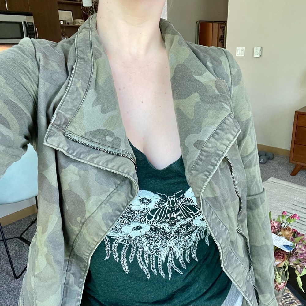Anthropologie camo print light jacket with asymmetrical brass zipper